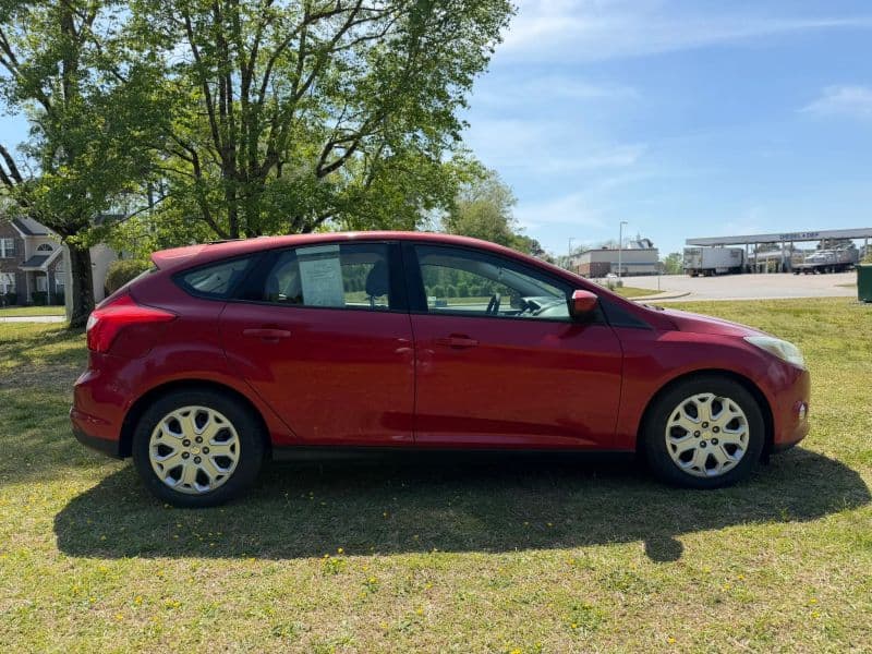 2012 Ford Focus SE Hatchback 4D — photo 5 of 25