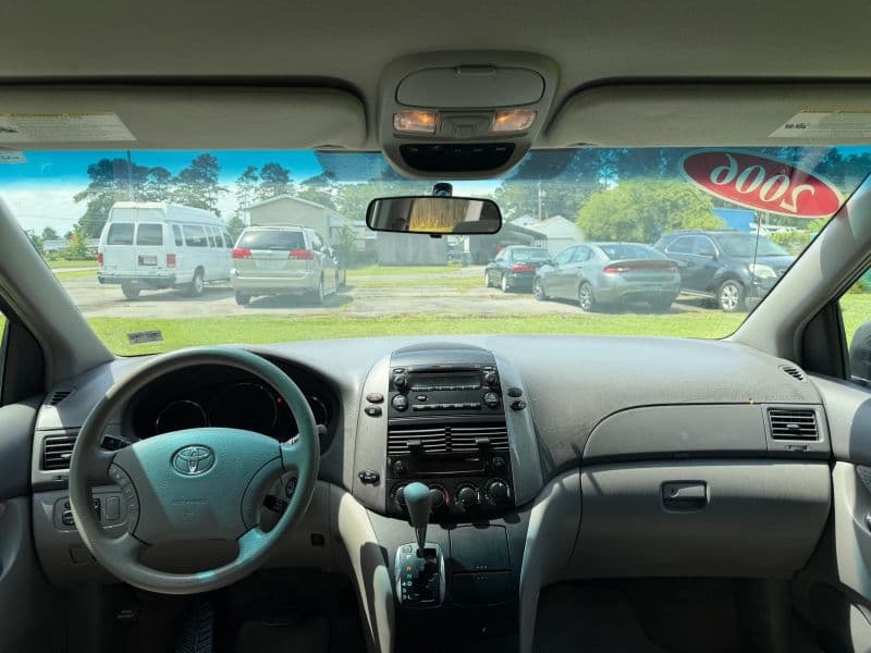 2006 Toyota Sienna LE Minivan 4D — photo 16 of 25