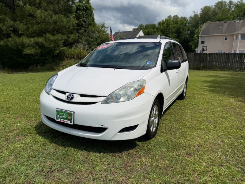 2006 Toyota Sienna LE Minivan 4D — photo 2 of 25