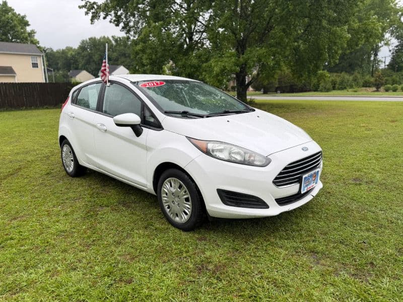 2017 Ford Fiesta SE Hatchback 4D — photo 4 of 24