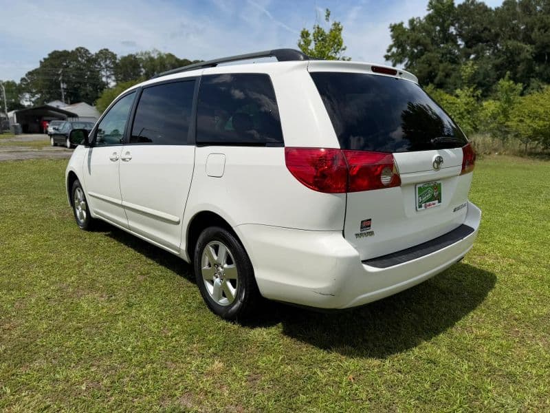 2006 Toyota Sienna LE Minivan 4D — photo 8 of 25