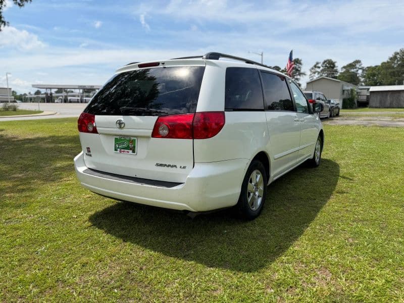2006 Toyota Sienna LE Minivan 4D — photo 6 of 25