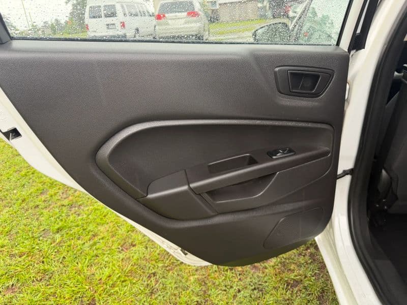 2017 Ford Fiesta SE Hatchback 4D — photo 14 of 24