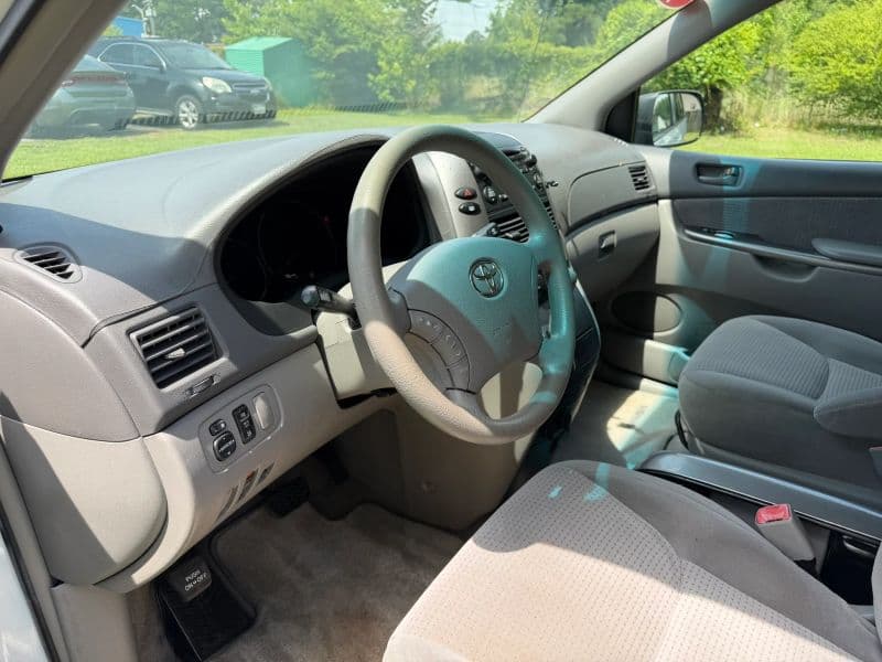 2006 Toyota Sienna LE Minivan 4D — photo 12 of 25